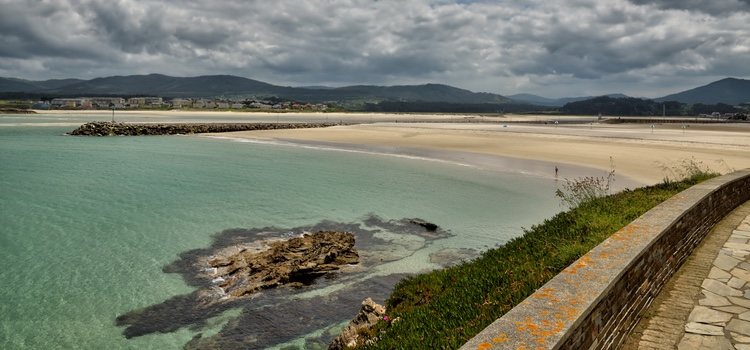 La Playa de A Foz es una playa que admite el acceso de perros, aunque no está acondicionada para ellos